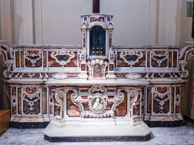 Un elemento per� si � salvato, anche se sono veramente in pochi a saperlo. Si tratta dell�elegante altare marmoreo che occupava l�unica abside centrale, che da pi� di ottant�anni � conservato nella parrocchia di San Pasquale, situata nel cuore dell�omonimo quartiere barese